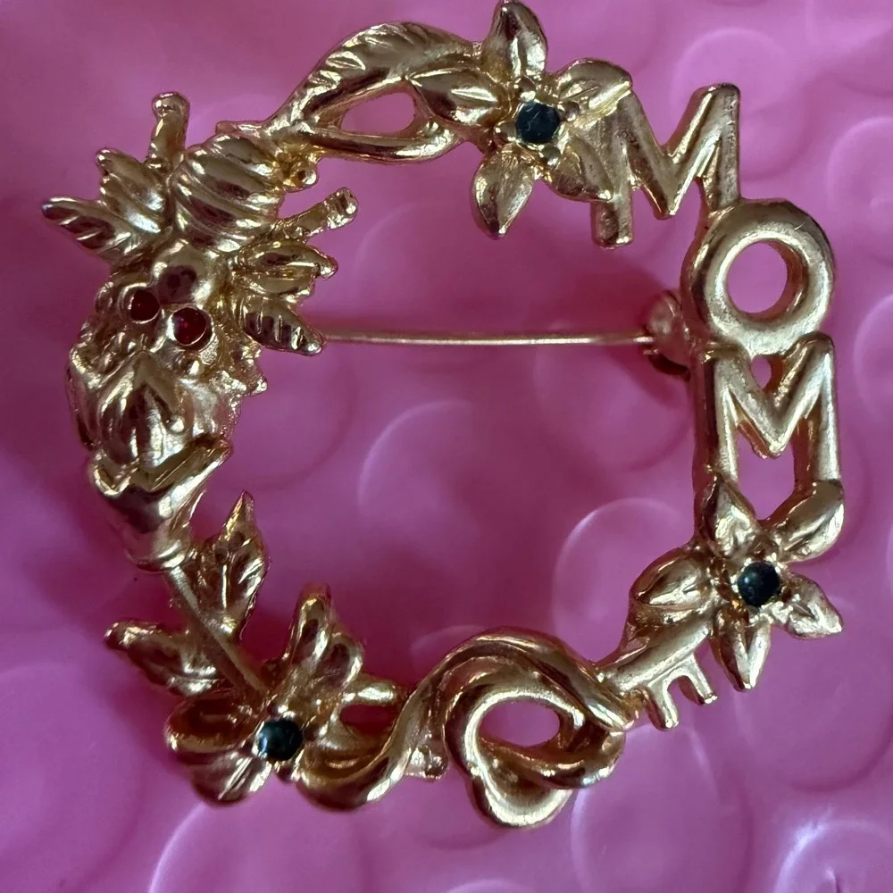 Vintage Queen Bee Mom Brooch Gold Tone Wreath Flower Rhinestone Pin Accessory